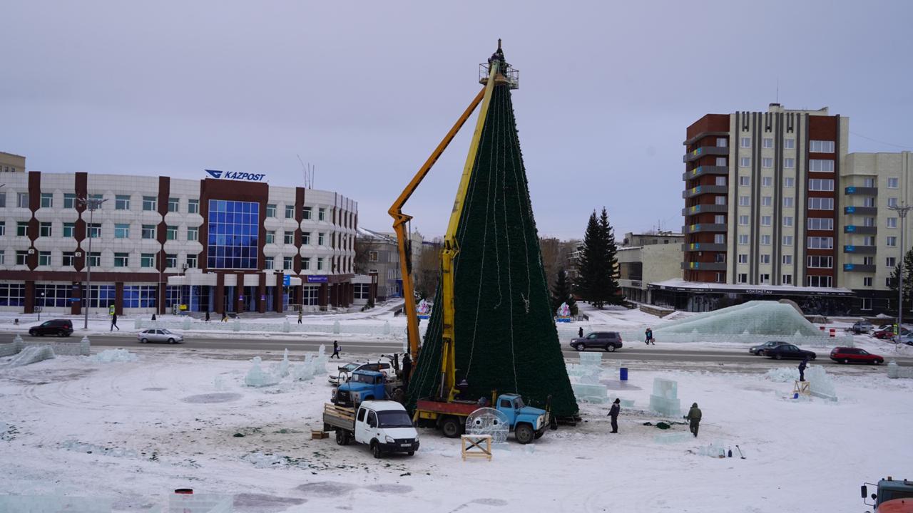 Елка в кокшетау. Кокшетау Ледовый городок возле ЦУМА.