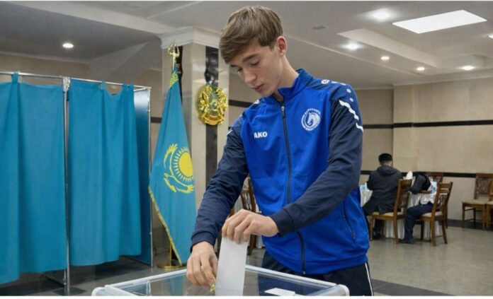 Neutral Minimal Photo Collage Mood Board Instagram Story - 1