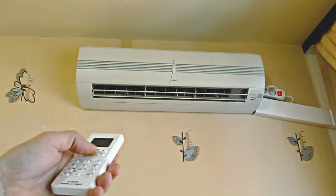 Крепление жалюзи кондиционера. Капает из внутреннего блока кондиционера. Защитный экран для кондиционера. Кондиционер над окном. Шторка горизонтальная сплит системы самсунг.