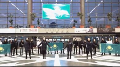 Photo of Артисты Казахконцерта провели музыкальные флешмобы в аэропорту и на вокзале Нур-Султана