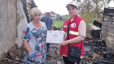Photo of Волонтёры вручили сертификат и продуктовый набор погорельцам из Щучинска