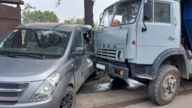 Photo of Водитель КамАЗа протащил стоящую на обочине автомашину и прижал к остановке