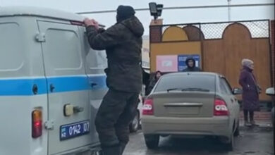Photo of Видео с неприличными телодвижениями уральца на полицейской машине попало в Сеть
