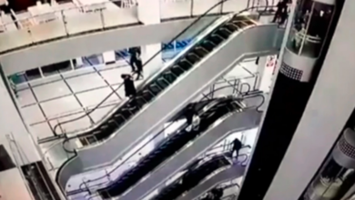 Photo of Мужчина погиб, упав с внуком с эскалатора четвертого этажа торгового центра