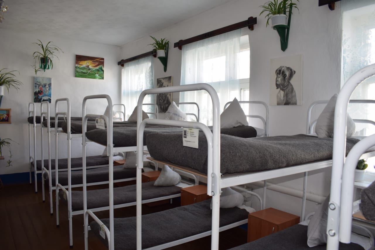 Расстановка кроватей в спальных помещениях для детей и сотрудников должна осуществляться дистанция